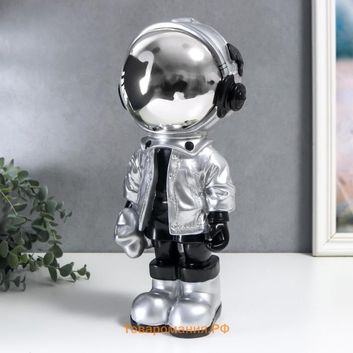 Сувенир полистоун "Космонавт в серебристом со звёздочкой" 35х16 см
